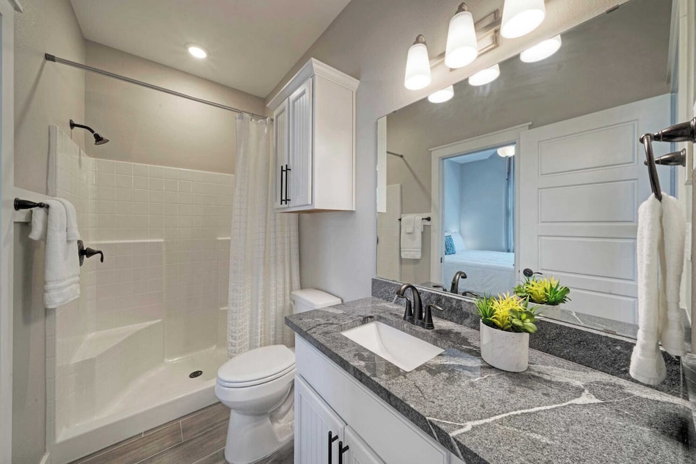Sleeps 33! 4 Condos, Walk to the Beach, Resort-style Pool, Endless Summer Resort