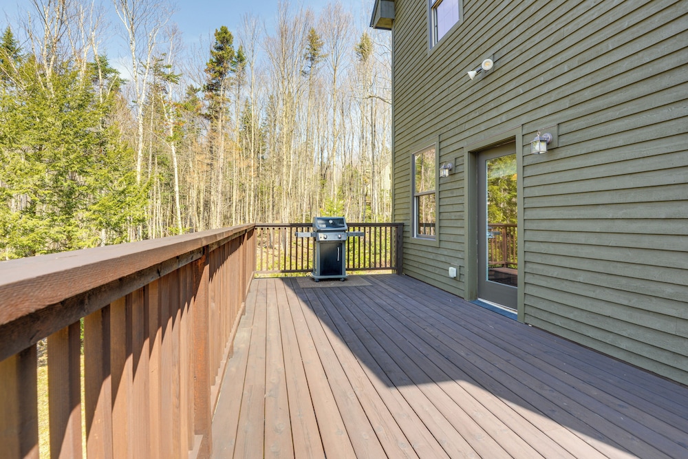 Deck & Fire Pit: All-season Wilmington Retreat