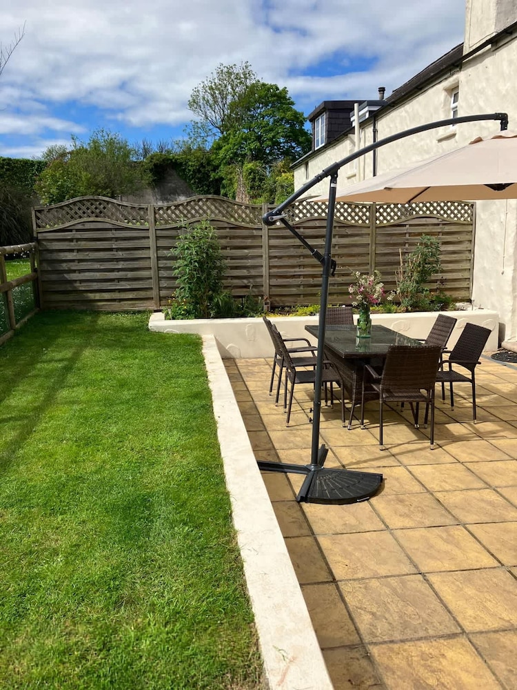 1 Courtyard Cottage With hot tub and Walled Garden