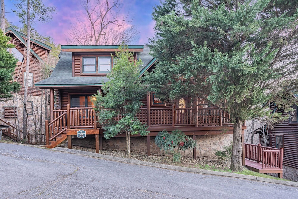 Bear Creek Way by Avantstay Hot Tub, Game Room, Air Hockey, Near Dollywood & Smoky Trails