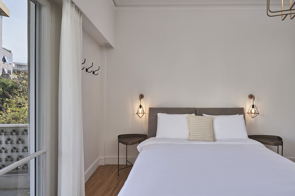 Chic n Bright 3 Bd Apt with Hilton View