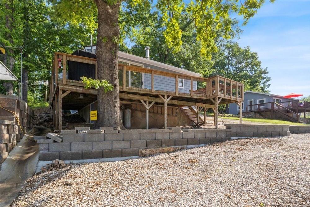 Lakefront Home in a Quiet Cove, Private Dock, Outdoor Dining & Fishing