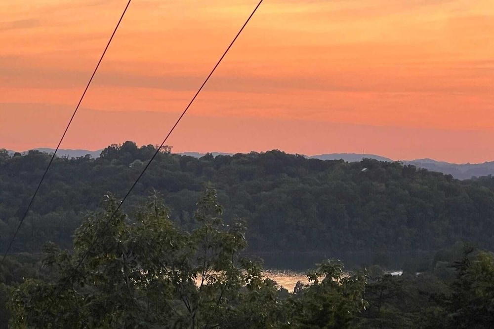 Mountains are Calling by Avantstay Sleeps 8 Hot Tub + Game Loft Located in Douglas Lake Resort