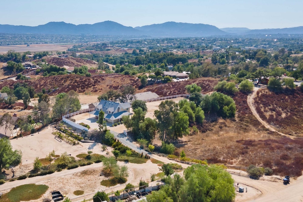 Wine Country Retreat Gorgeous Views, Minutes to Wineries