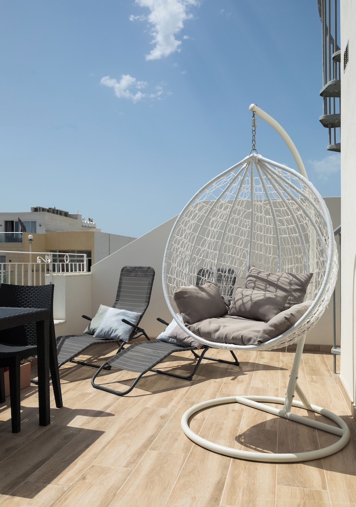 Sunlit Penthouse - 2 Terraces & Hot Tub