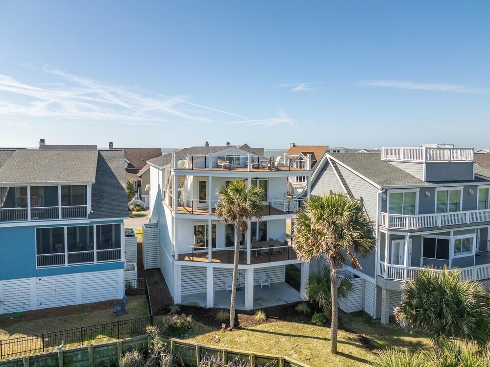 Spacious and Stylish 4-bed, 4.5-bath Home With Stunning Golf Views