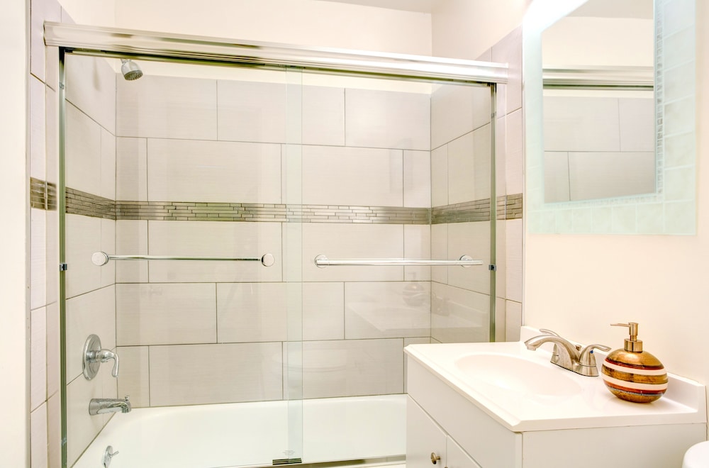 1 Bedroom near Hollywood Sights - Image 4