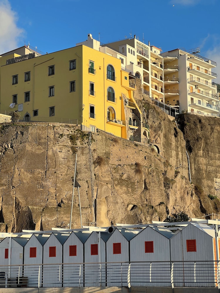 DIPINTO APARTMENTS