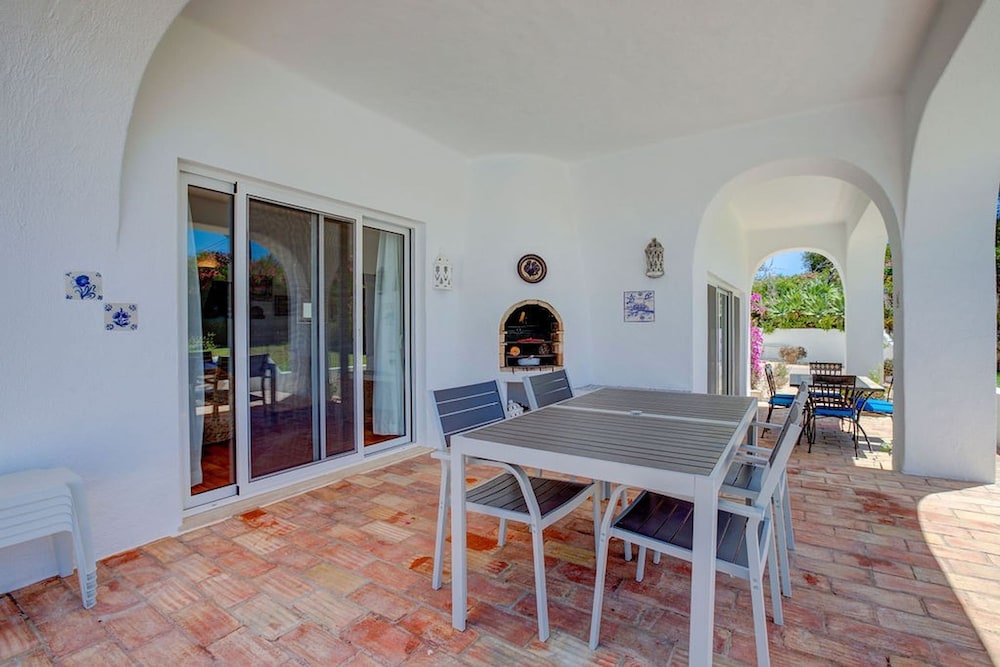 Casa Ninho Spacious 5 Bedroom Villa in an Enviab