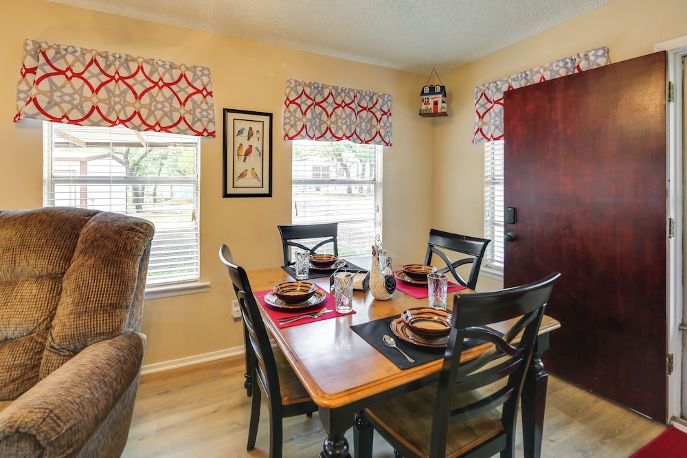 Family Home on Lake Bridgeport: Pets Welcome!