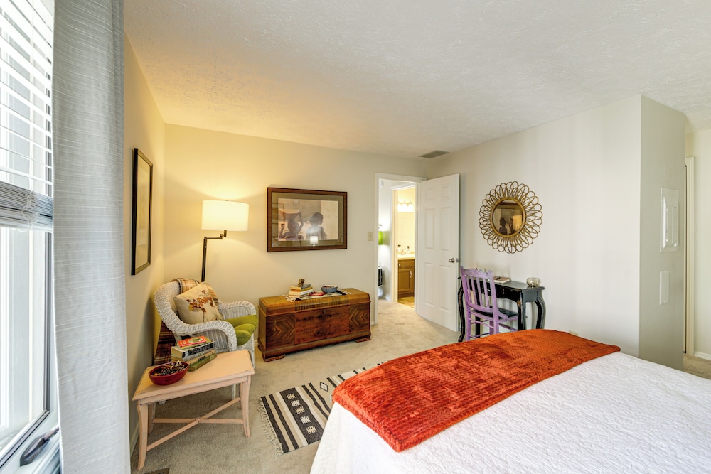 3 Mi to IU: Dog-friendly Condo w/ Pool Access!