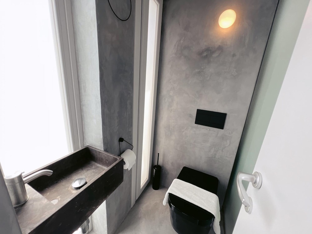 Spacious 1BR Penthouse With a Rooftop Terrace