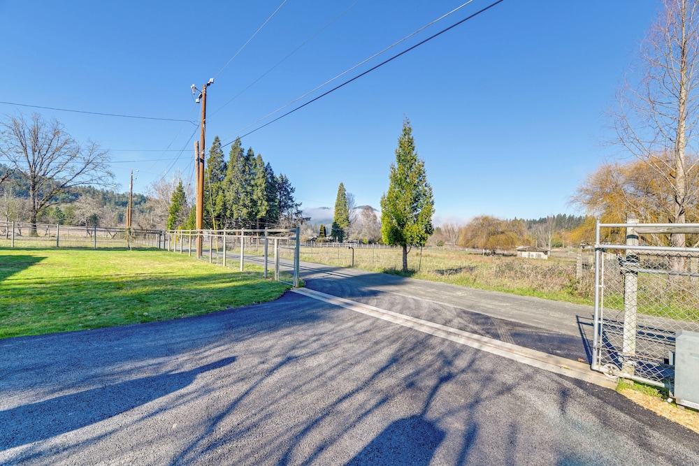 Near Rivers & Trails: Cabin in Rural Grants Pass