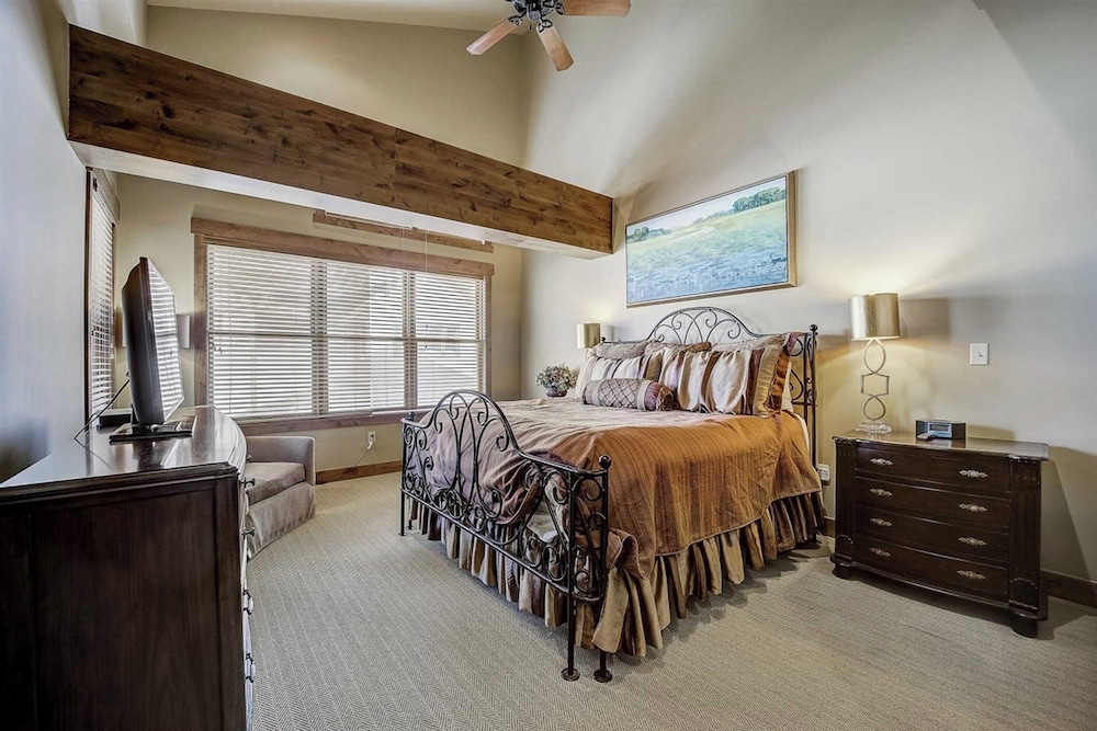 2 Condos Ski-in/ski-out at Deer Valley + Hot Tubs Mont Cervin by Avantstay