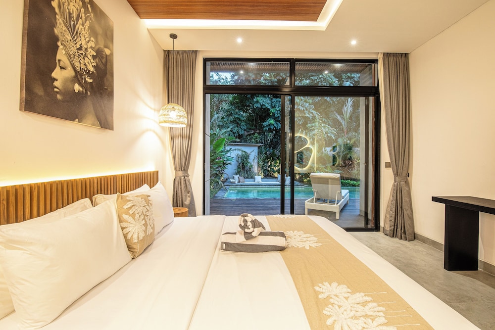 Enchanting 5BR Canggu Villa Moments to Sea