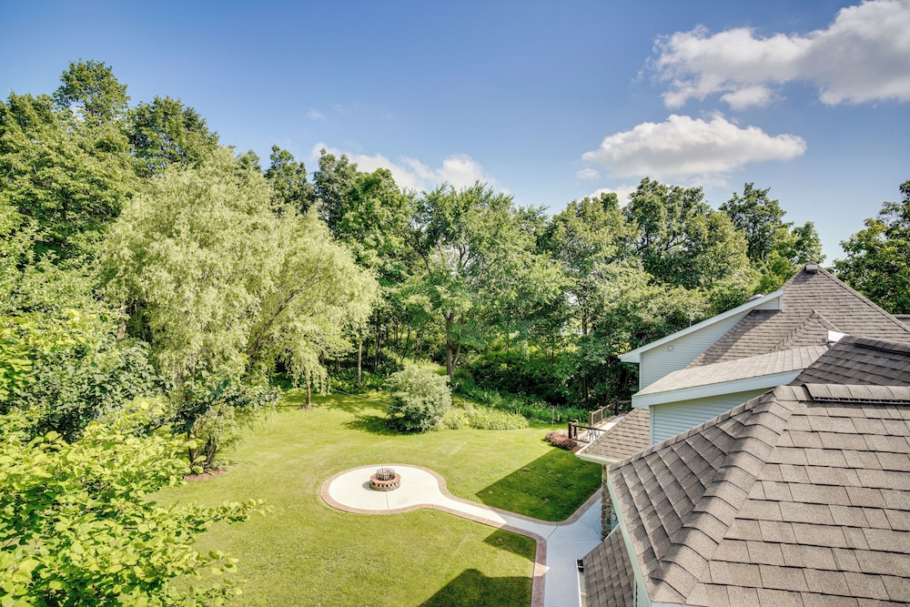 Spacious Family Villa w/ Decks in Chilton!