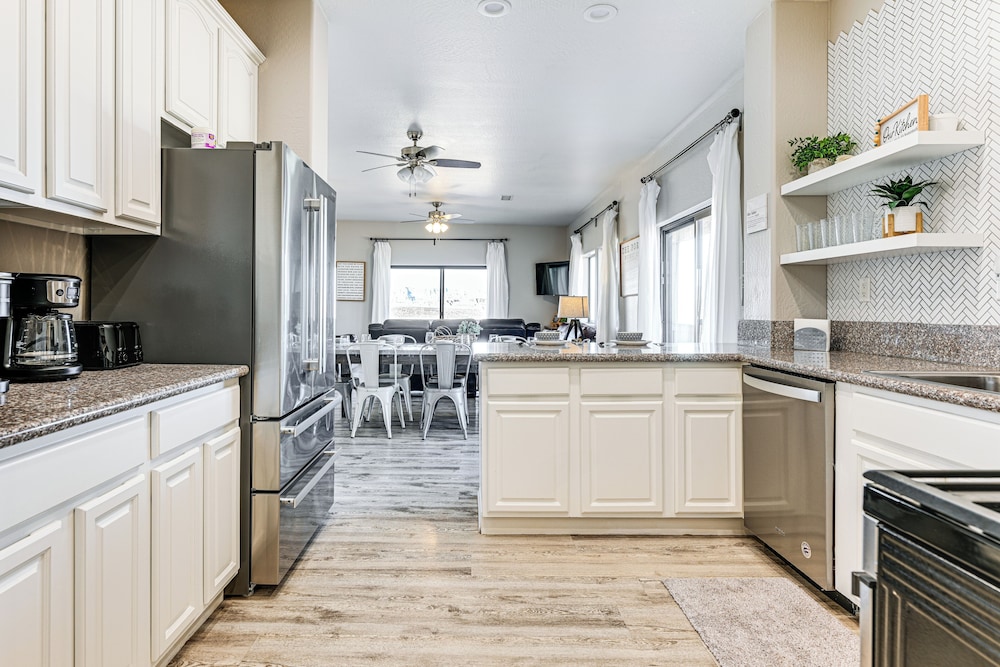 4 Mi to Lake Powell: Retreat w/ Game Room!