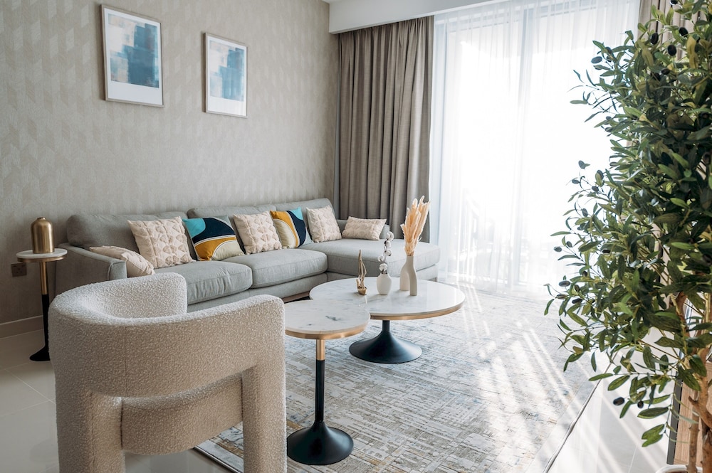 Elegant Stay: Balcony & Stunning Dubai Creek Views