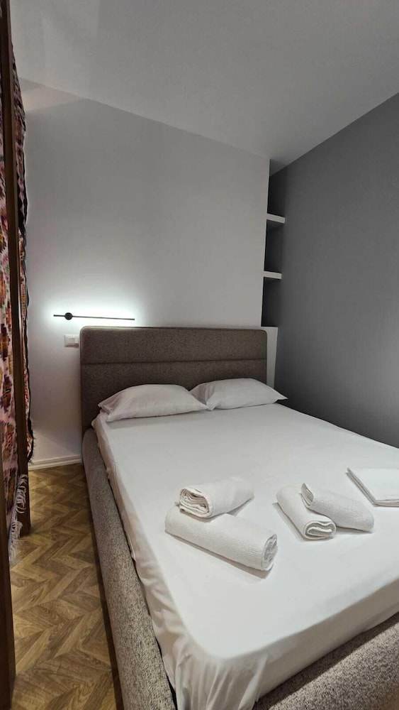 Tirent Apartment-Modern 1-Bedroom Stay Near Liqeni i Thatë
