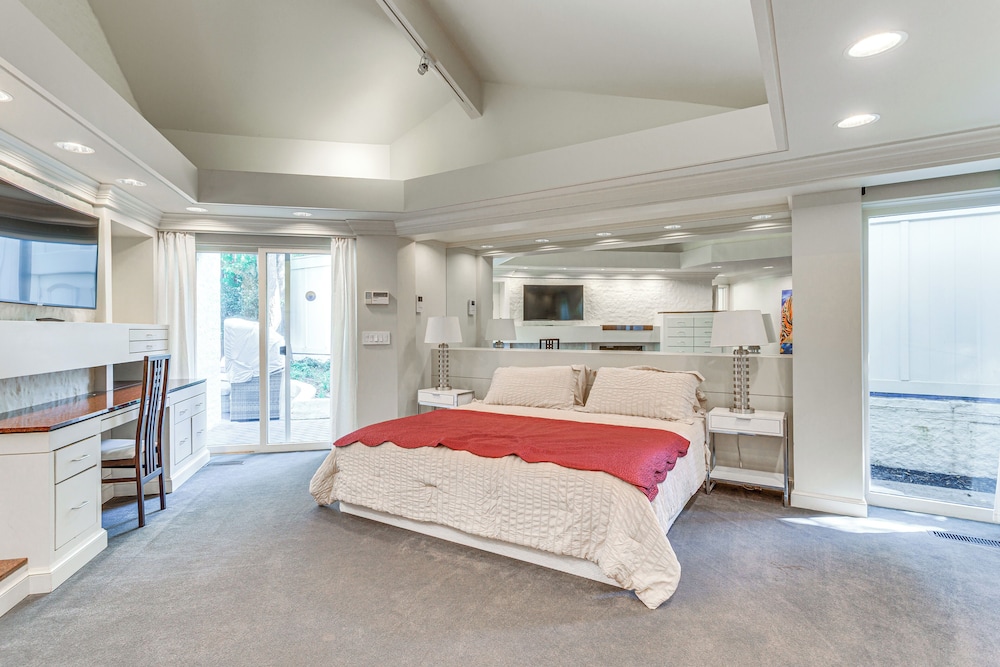 1 Mi to OU! Group Getaway w/ Game Room, Pool