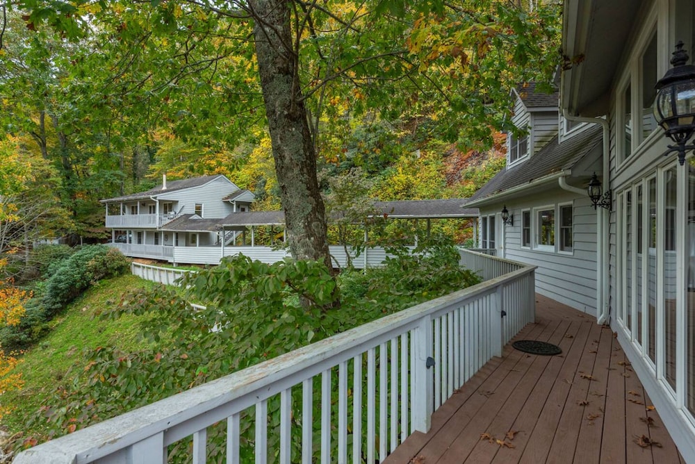 Riverfront Sanctuary Your Mountain Getaway