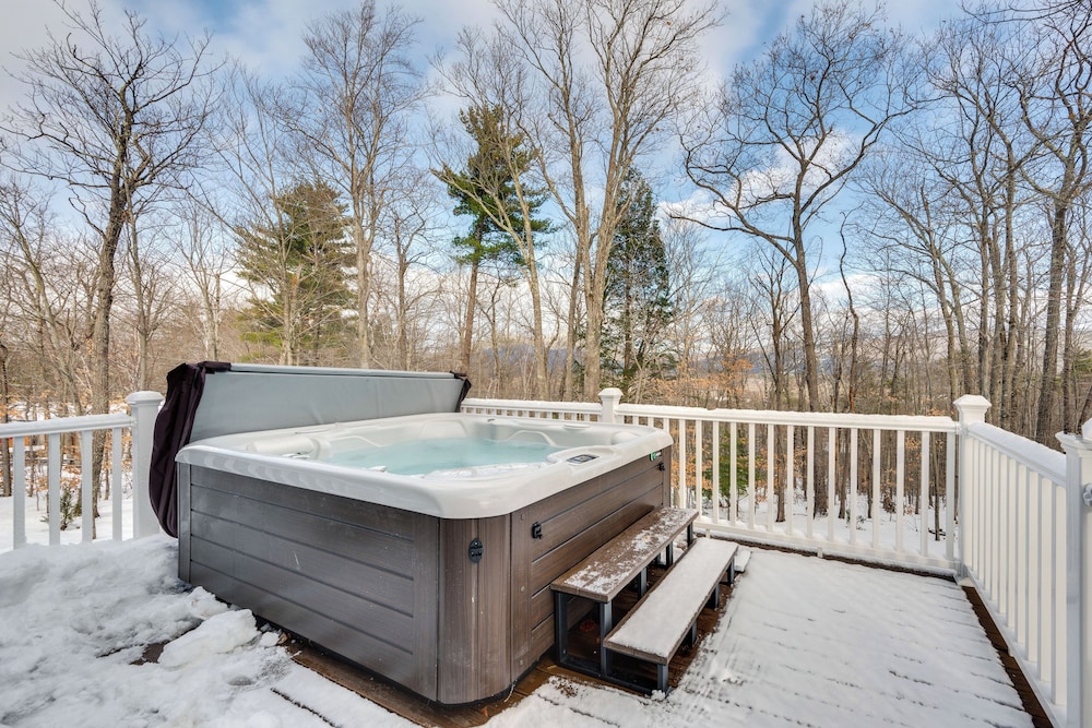 Mtn-view Gem w/ Hot Tub & Fire Pit in North Conway