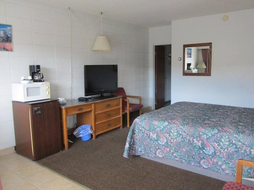 Camelot Court Motel - Image 5