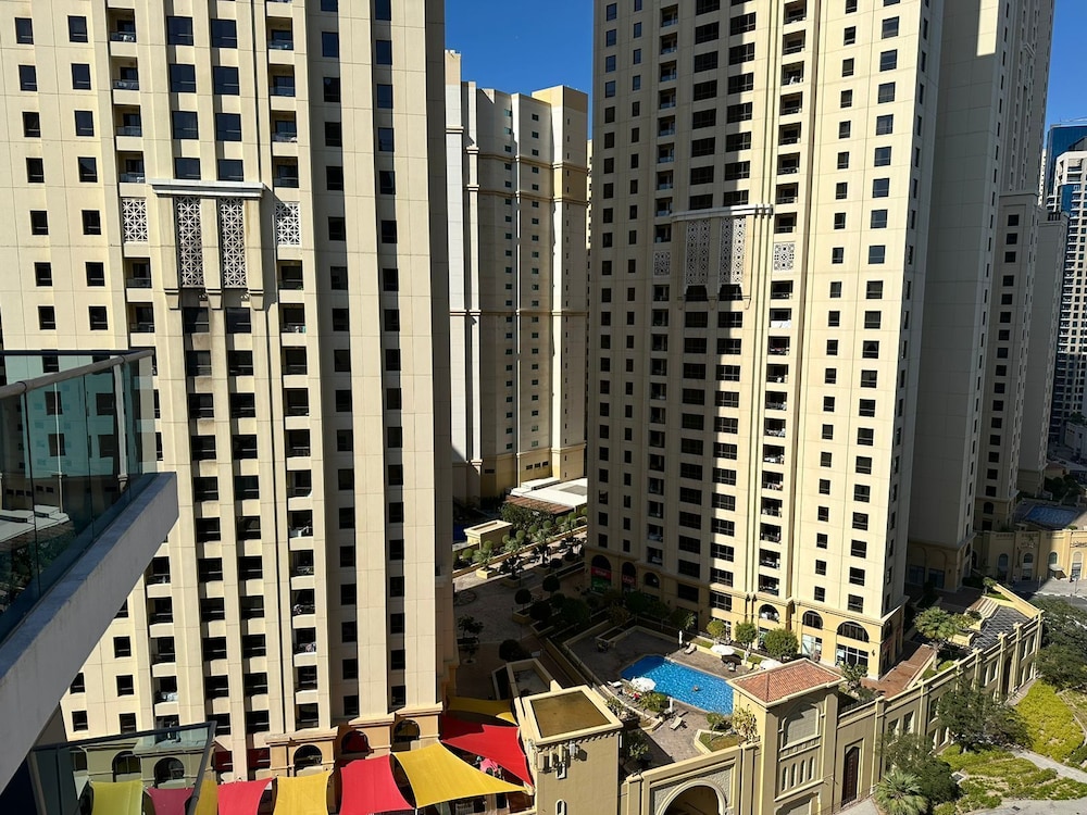 Room in Guest Room - Huge Master Room With Private Balcony