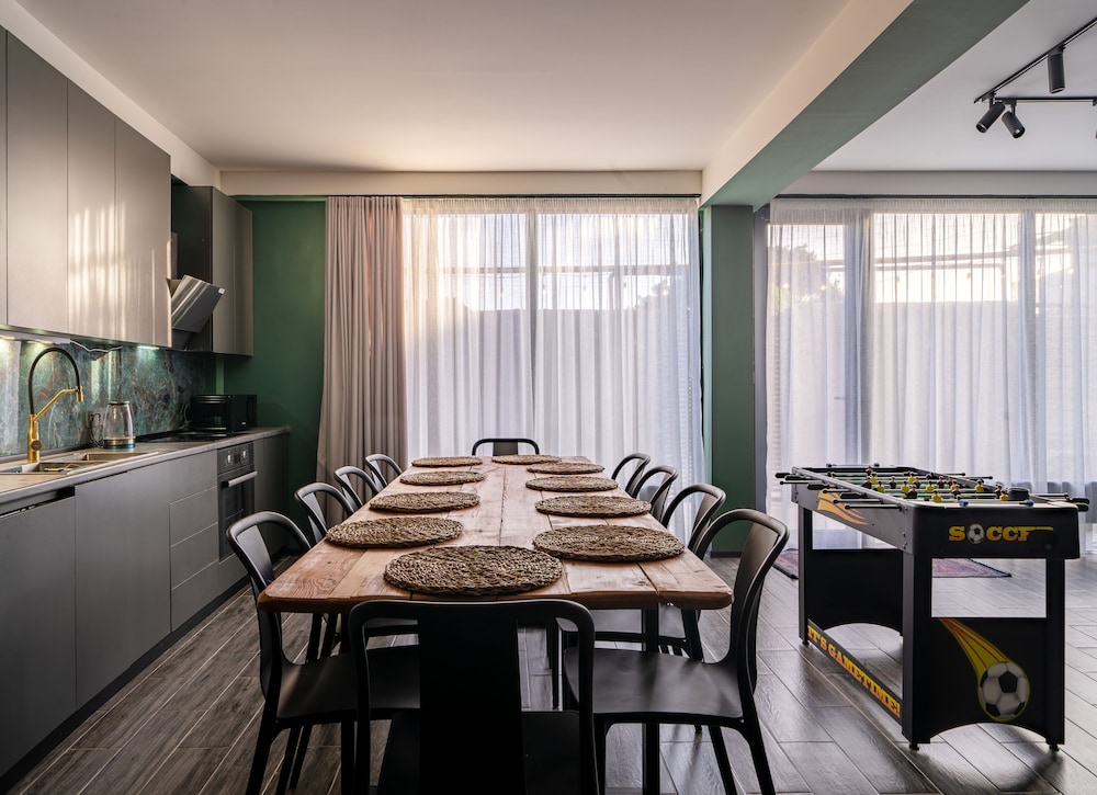 Niabi 4BDR Apartments with billiards