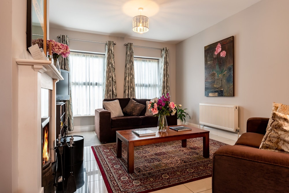 3 Bedroom pet Friendly Home With Access to Pool