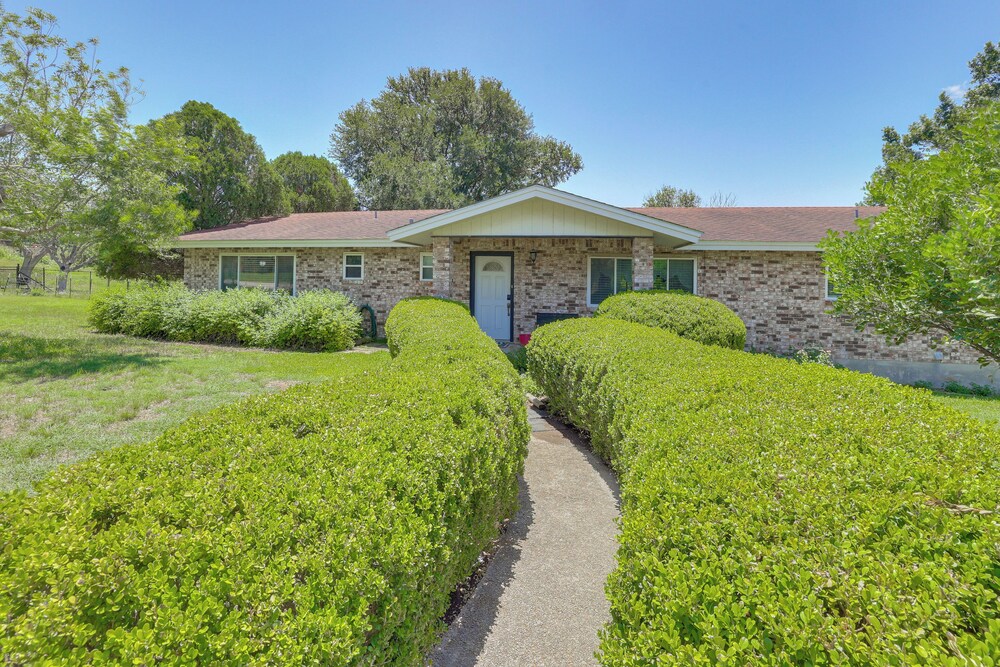 5 Mi to New Braunfels: Family-friendly Retreat