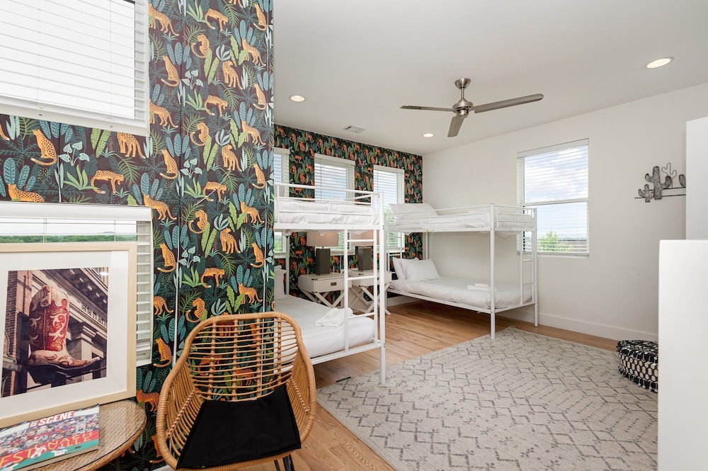 Citrine-private Patio & Balcony-near Germantown