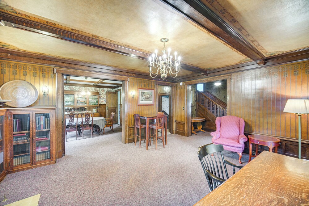 2 Mi to Lake Erie: Spacious Retreat Near Cafes!