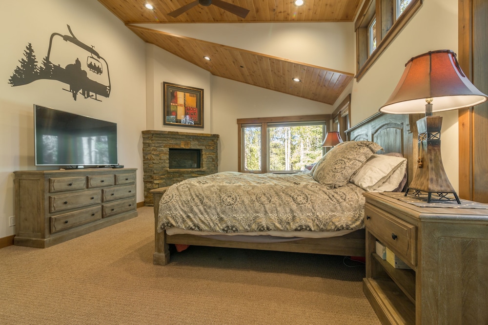 Sawtooth by Avantstay Spacious Pine Tree Cabin w/ Hot Tub view 2