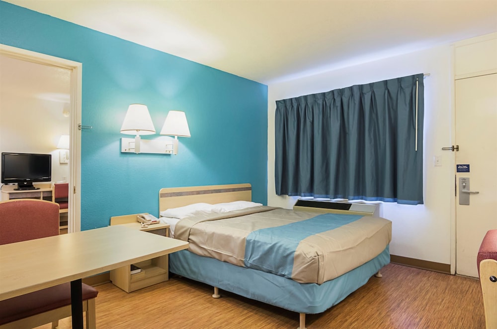 Motel 6 Rochester, MN
