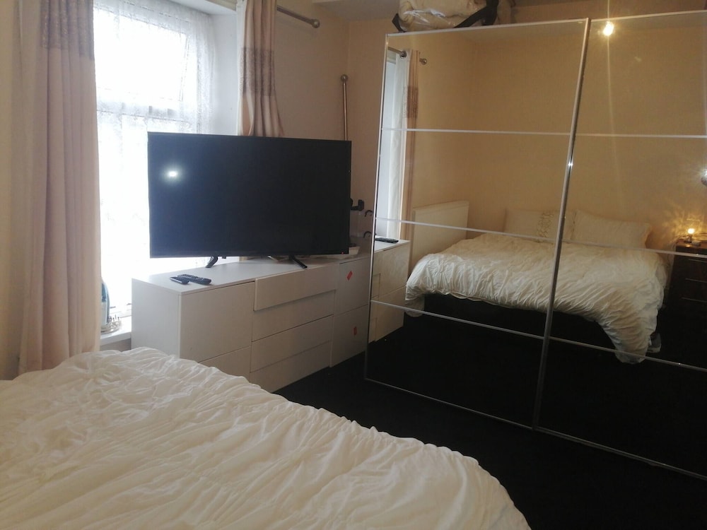 Room-charming Bradford Room to Rent With