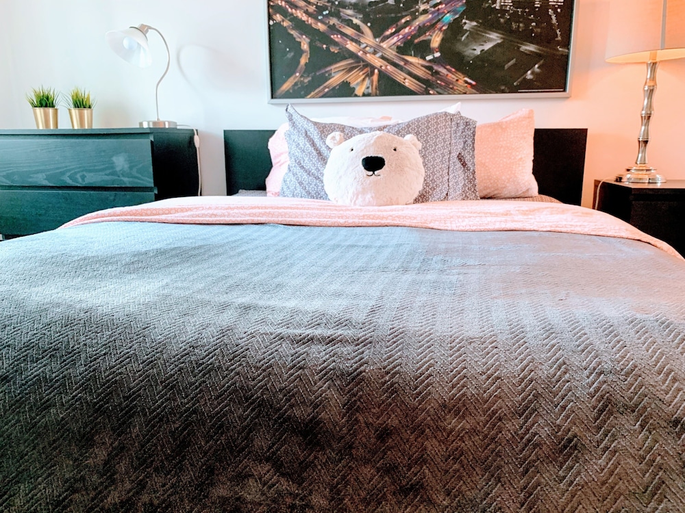 Room near Blue Jays CN Tower - Image 5