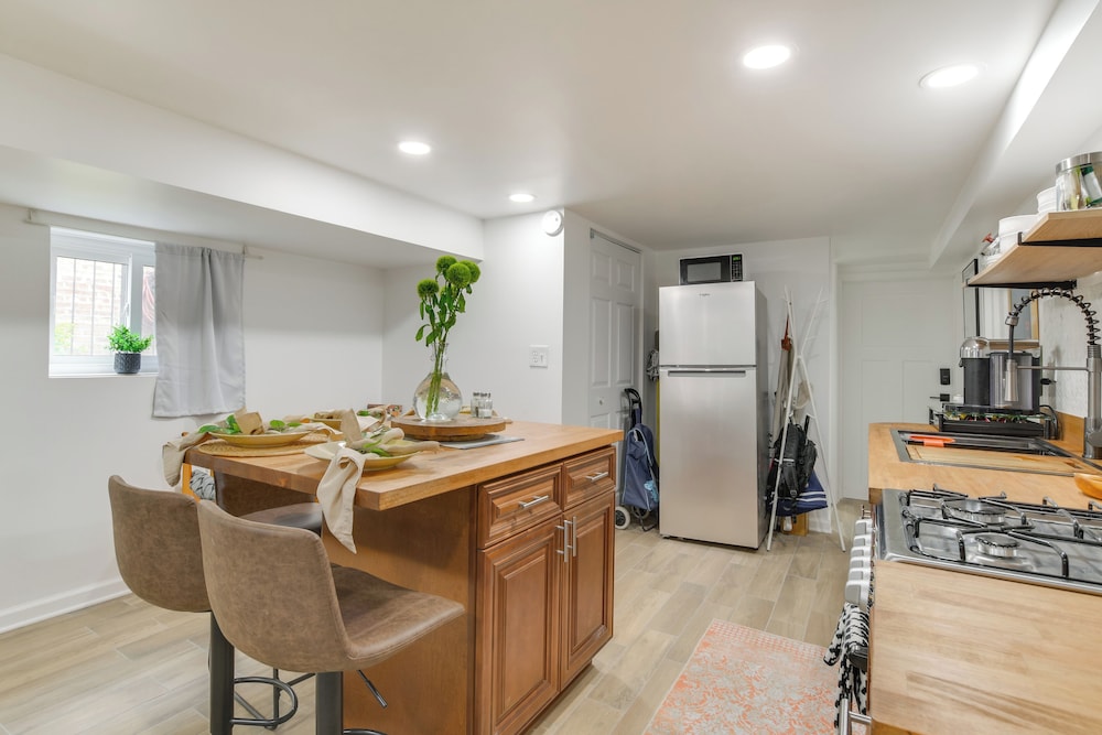 2 Mi to Logan Square: Pet-friendly Unit w/ Yard!