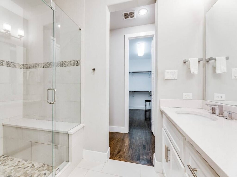 Cozysuites Uptown 3BR King Beds Skyline View