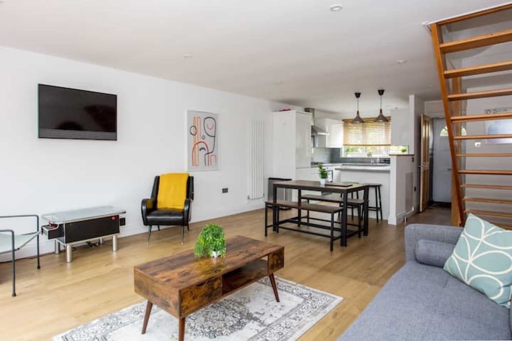Spacious 3 Bedroom Apartment With Large Balcony