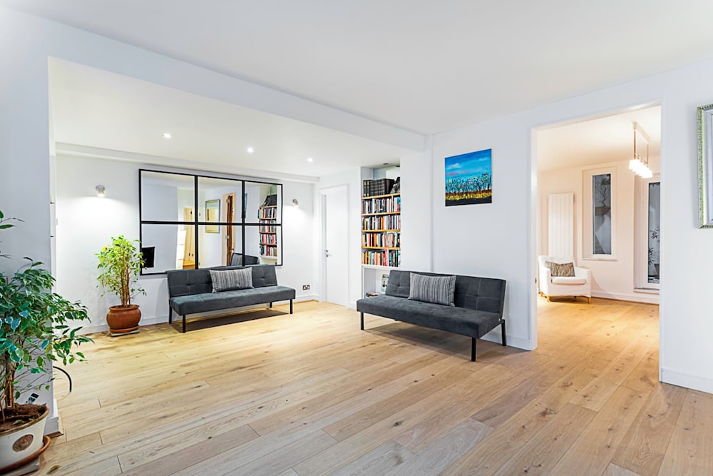 Richmond Hill Top Apartment