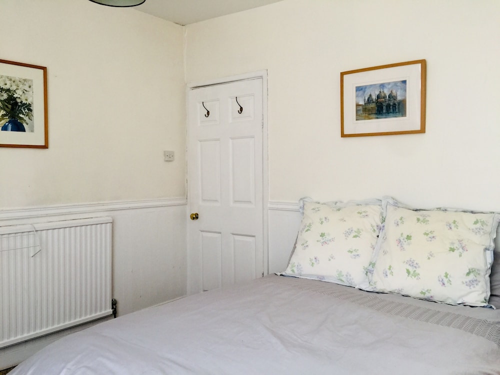 Entire Cottage Style Flat in Heart of Wallingford view 4