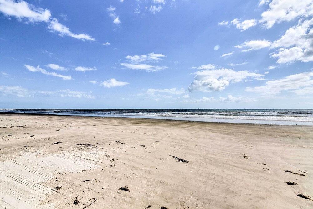 Near Ocean: Surfside Beach Gem w/ Deck & Views! view 5
