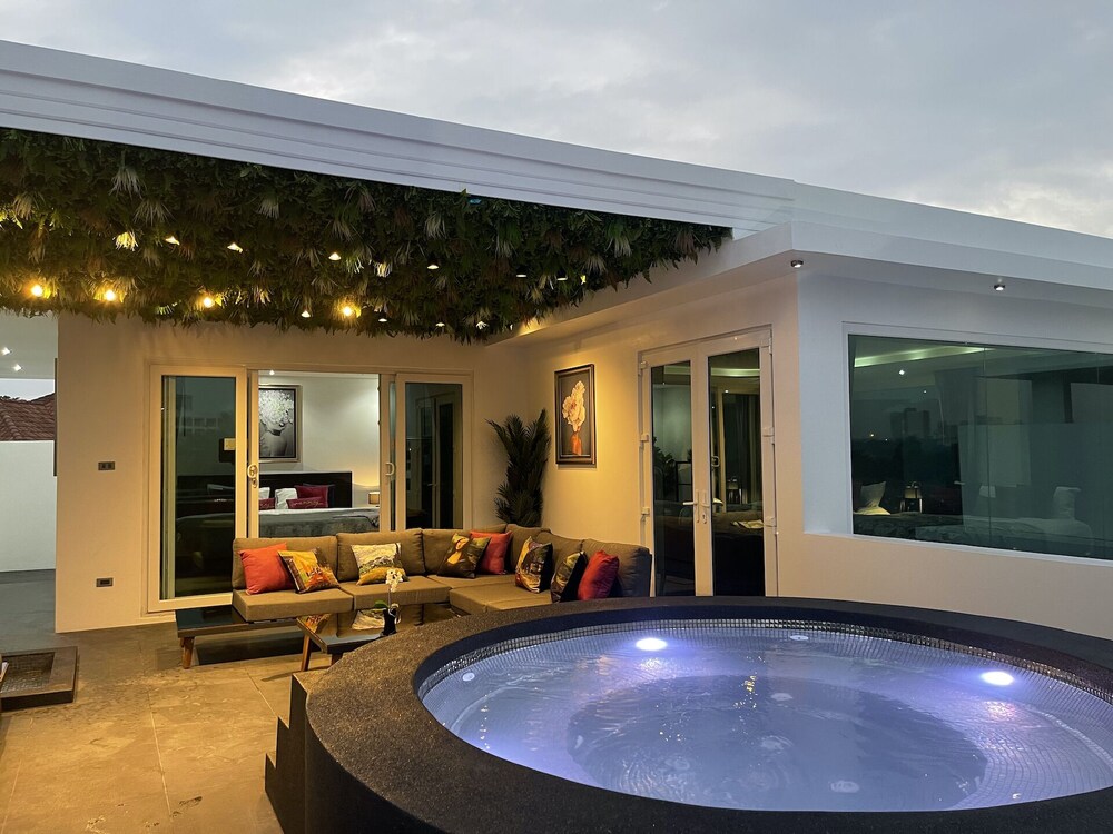 Hollywood Pool Villa Jomtien Pattaya