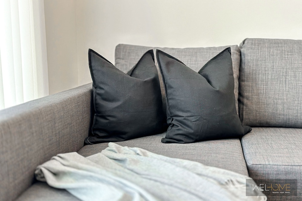 WelHome - Dubai Delight: Luxe Living 1BR at Binghatti Luna