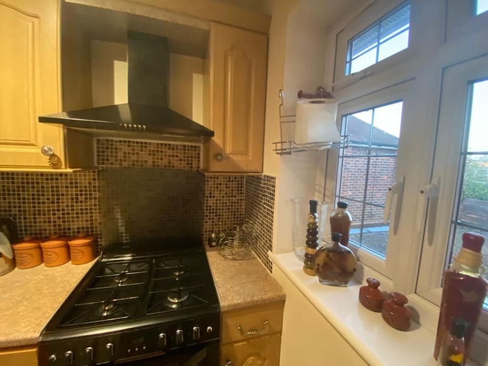 2-bed Apartment in High Wycombe Private Garden view 4