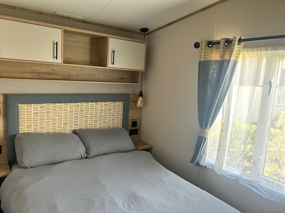 Hafan y Mor Park 3-bed Caravan, Sleeps 8, Pets Ok