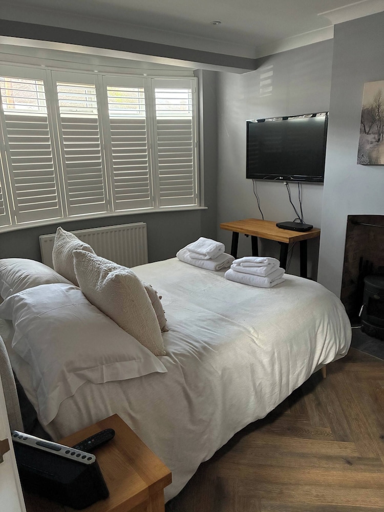 Spacious 4-bed House Close to LHR and London