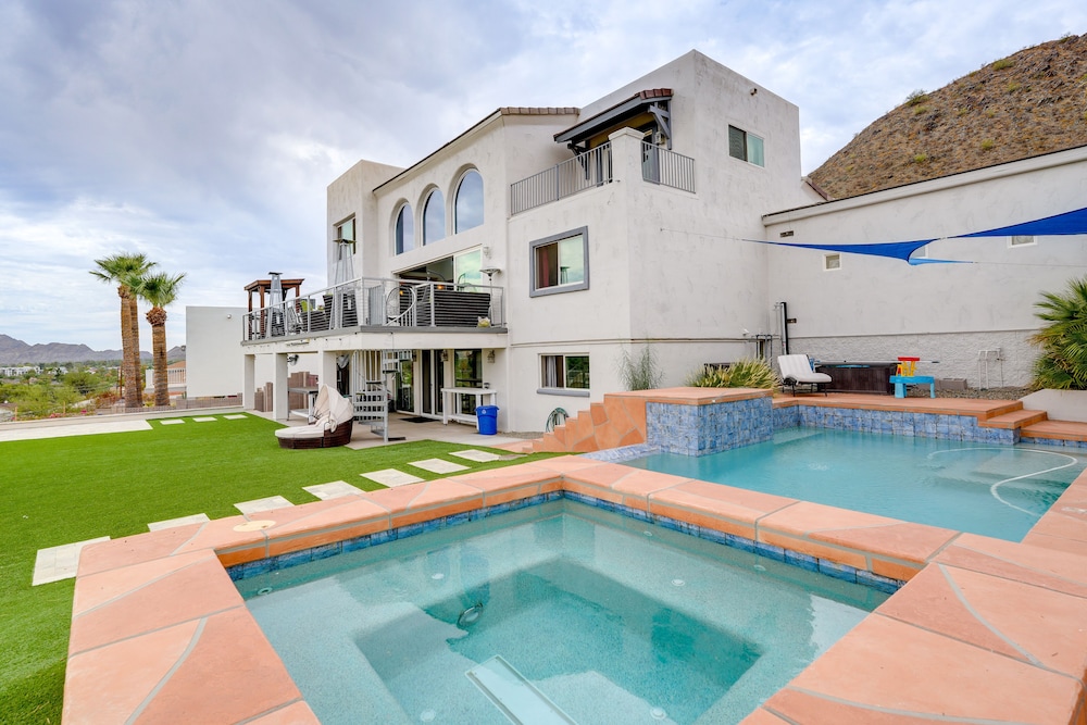 Spacious Arizona Escape - Pool, Hot Tub & Fire Pit