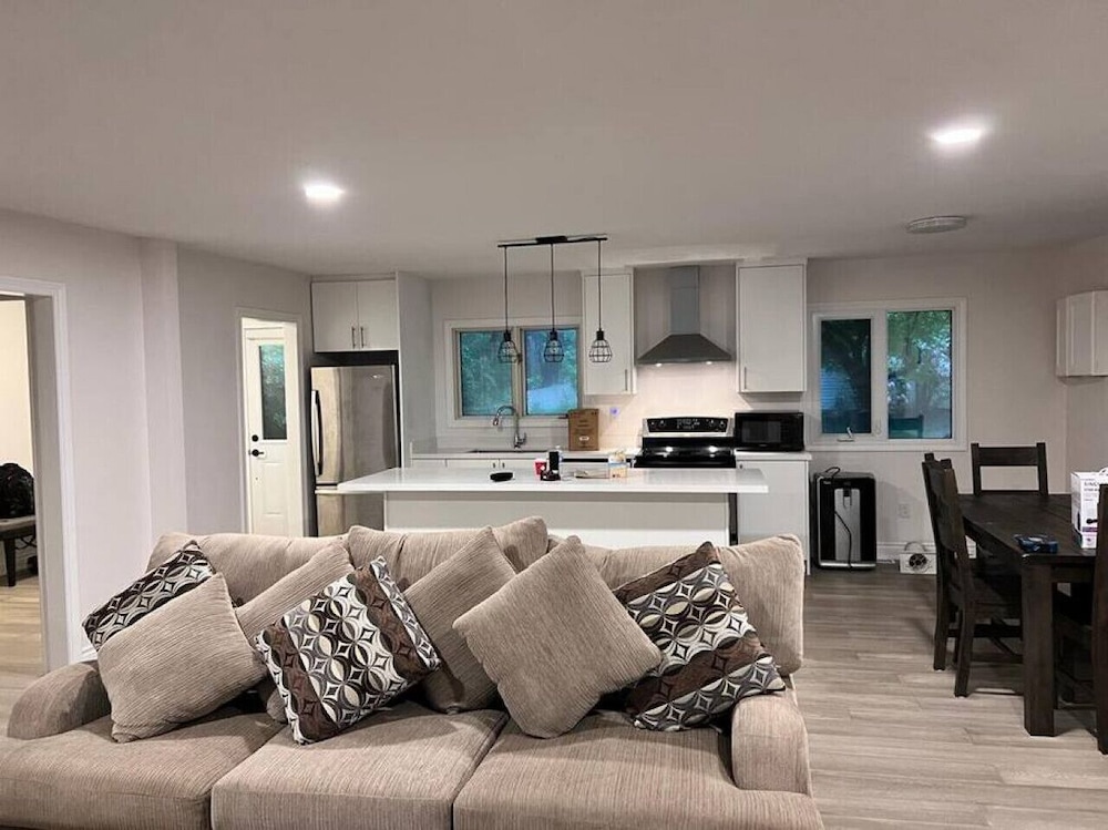 Marmora Hideaway - Peaceful Cottage w Wi-fi Clearwater